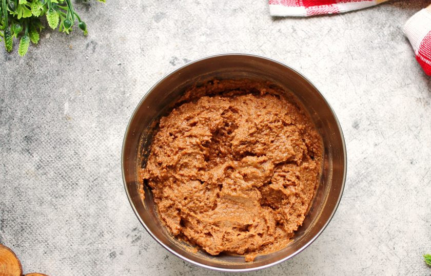 1. Этап. Шоколадные кексы из кокосовой муки: Всыпьте в яичную массу шоколадную муку и хорошо перемешайте лопаткой до образования густого, как густая сметана, теста.