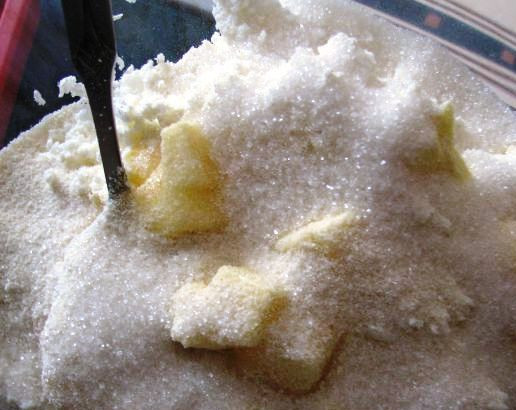 1. Этап. Творожная запеканка со смородиной: Перетрите творог через сито, добавьте сахар, яйцо, масло кусочками и манку. Хорошо перемешайте.