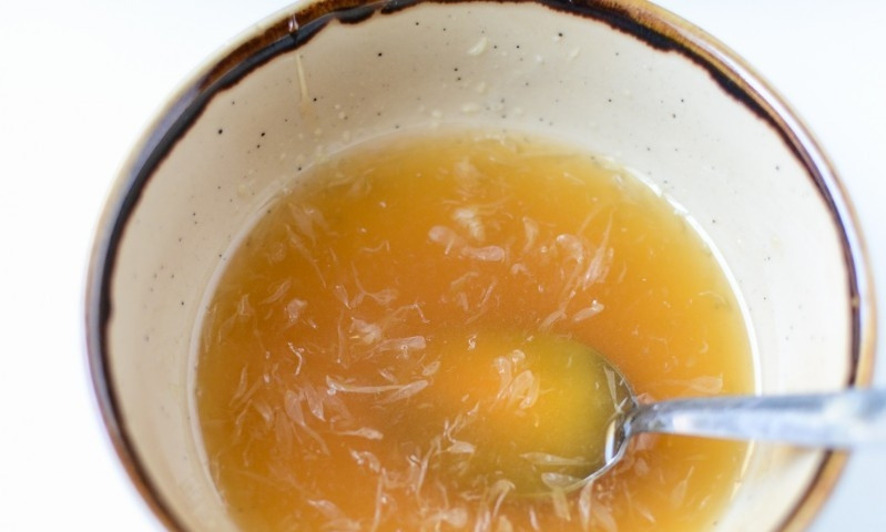 1. Этап. Салат с арбузом и брынзой: Мед с соком хорошо размешать.