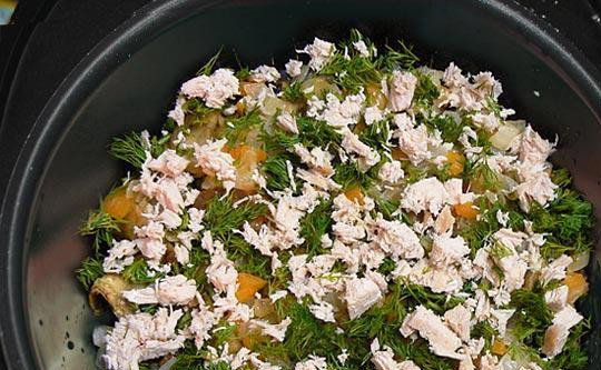 1. Этап. Мясо с баклажанами в мультиварке: Затем кладем порезанное кусочками отварное куриное филе. Наверх снова кладем слой баклажанов, лука и зелени.