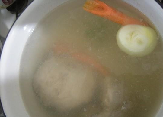 1. Этап. Борщ из свинины: 1. В кастрюлю кладем промытое мясо и заливаем его водой. Когда вода закипит, снять пенку и уменьшить огонь. Положить в кастрюлю целые чищенные луковицу и морковь. Бульон варить 2 часа.