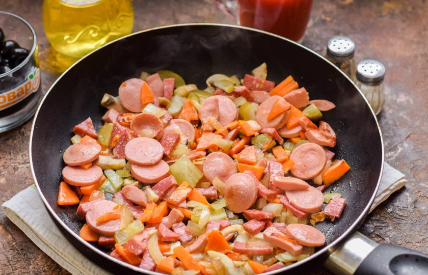 1. Этап. Солянка Барская: Прогрейте сковороду, влейте масло и выложите все ингредиенты, жарьте помешивая 10 минут.