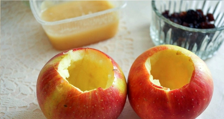 1. Этап. Печеные яблоки с творогом: 2. Вымойте и обсушите яблоки. Острым ножом вырежьте сердцевину. Лучше всего использовать твердые яблочки с небольшой кислинкой.