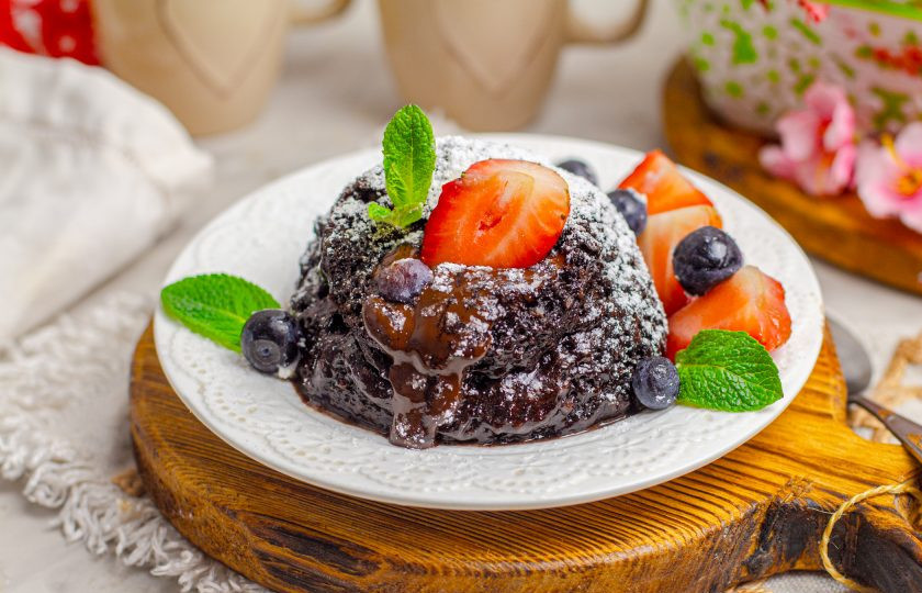 1. Этап. Шоколадный фондан в микроволновке: Подавайте с ягодами, сахарной пудрой, взбитыми сливками или шариком мороженого.