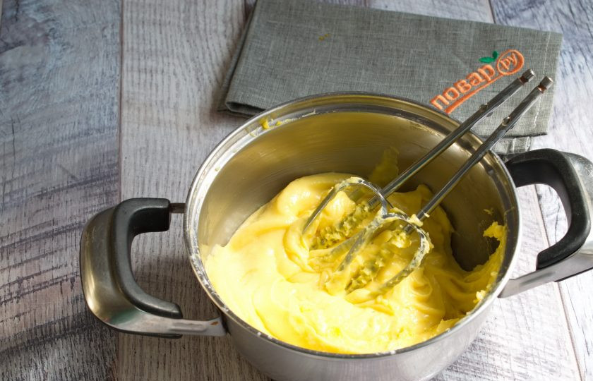 1. Этап. Апельсиновый Мусс: 7. Соедините апельсиновый крем и агар-агар, взбейте с помощью миксера до пышной массы.