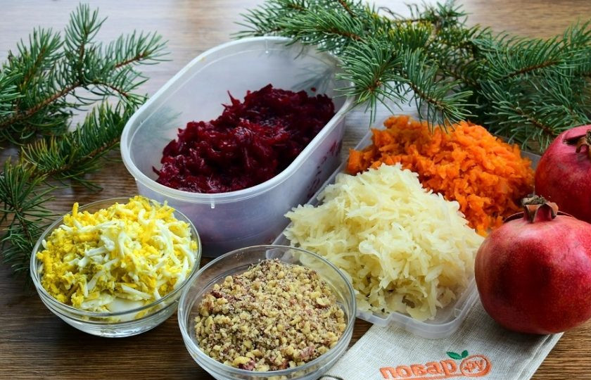 1. Этап. Салат Гранатовый ошейник: Овощи натрите на средней терке, яйца и орехи измельчите.