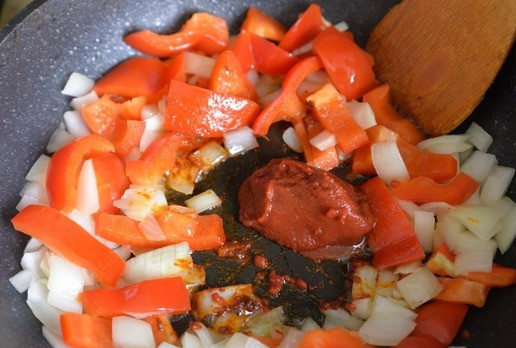 1. Этап. Люля-кебаб из индейки с пикантным соусом: Добавляем томатную пасту, также в масло, перемешиваем.