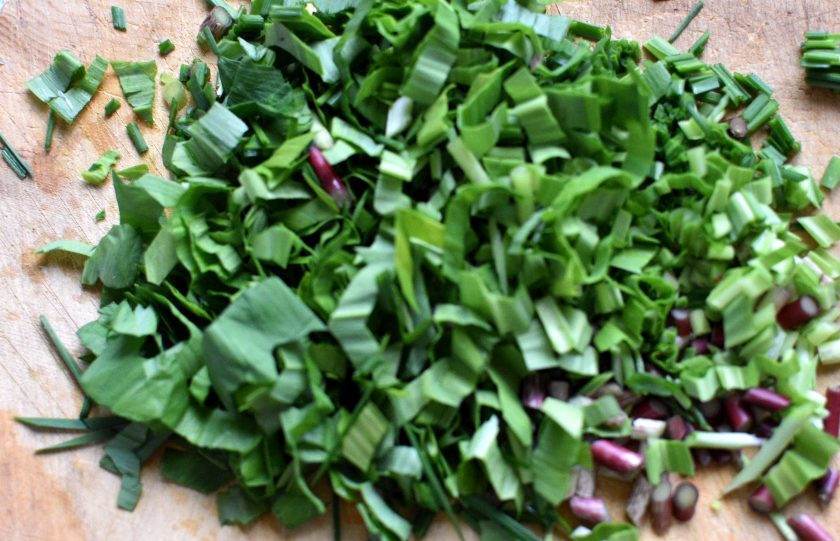 1. Этап. Маринованная говядина с овощами и зеленью: Овощи подготовьте и нашинкуйте соломкой. Зелень нарежьте не слишком мелко.