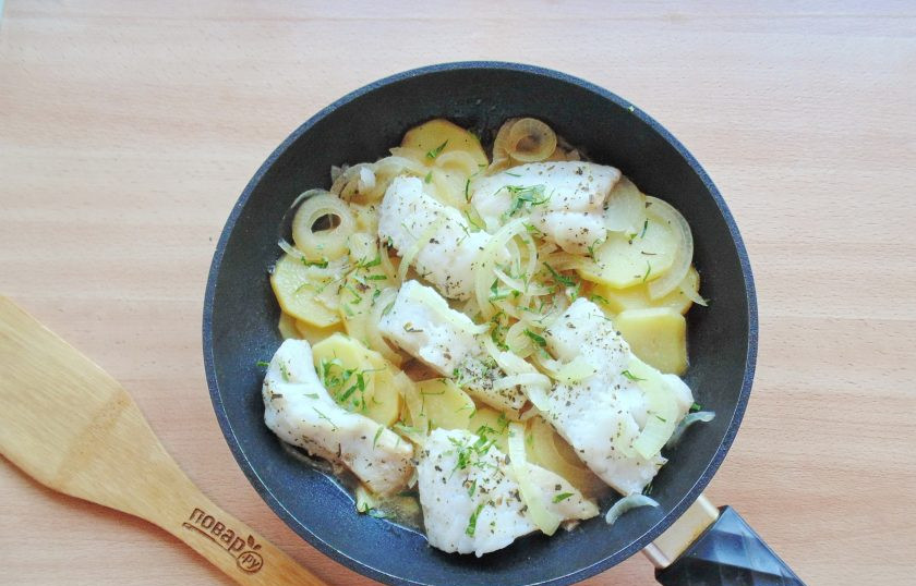 1. Этап. Хантейка: Накройте сковороду крышкой и тушите рыбу с картофелем и луком еще 10-12 минут до готовности. После посыпьте нарезанной петрушкой или укропом.