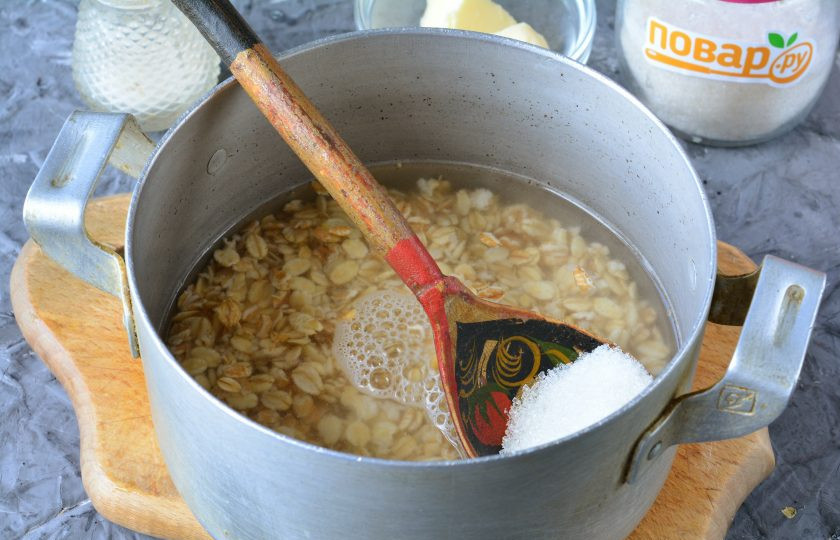 1. Этап. Овсяная каша с дыней: Добавьте сахар. Если дыня сильно сладкая, то регулируйте вкус каши по собственному вкусу.