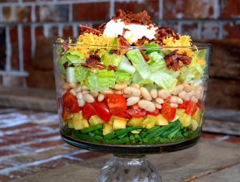 1. Этап. Слоеный салат Праздничный: 7. Сверху ложкой выложите майонез (можно больше указанного количества) и присыпьте беконом. Седьмой (с половиной!) слой готов, как и слоеный салат 