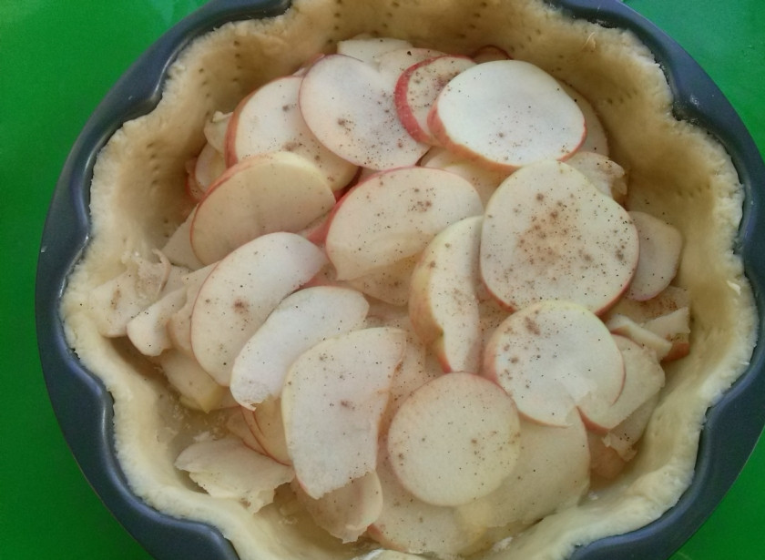 1. Этап. Яблочный пирог со сметанной заливкой (очень вкусный): Выложите яблоки на тесто.