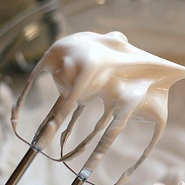 1. Этап. Бабушкин фруктовый пирог: Взбивайте примерно до такой консистенции.