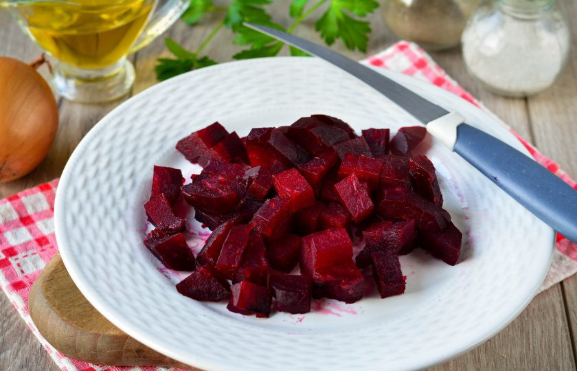 1. Этап. Салат из свеклы с жареным луком: Сваренную свеклу остудите и почистите, затем нарежьте кубиками среднего размера.