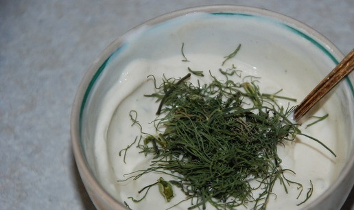 1. Этап. Теплый салат с мясными шариками: Готовим заправку. Смешиваем сметану, творожный сыр и горчицу. Можно добавить немного зелени, что я и сделала.