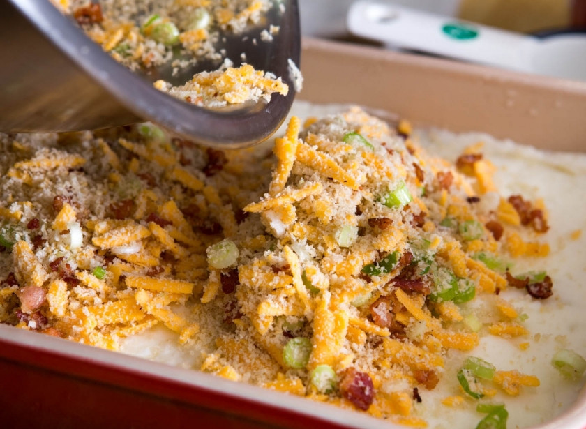 1. Этап. Картофельная запеканка со сливками: 3. Отдельно обжарим сухари, а если они у вас уже готовые, то просто смешаем их с измельченным луком и мелко порезанным сыром. Специи — по вкусу. Эту смесь выкладываем сверху картошки. Запекаем блюдо 45 минут при температуре 220 градусов.