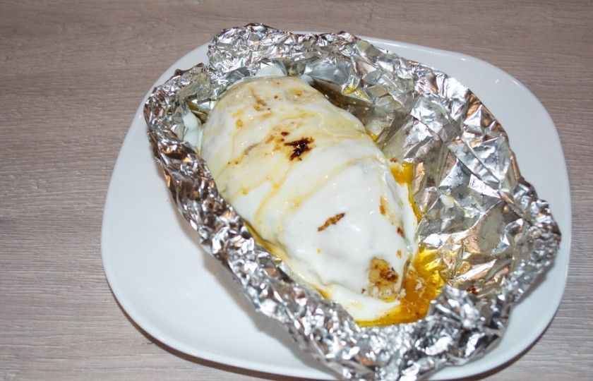 1. Этап. Куриная грудка под соусом: Извлеките филе из духовки. Отставьте. Сразу смешайте 3 ст ложки сметаны, добавив к ней 1 ст. ложку растительного масла и специи к мясу. Полученным сметанным соусом полейте мясо. Верните его в духовку и запекайте еще 15-20 минут.