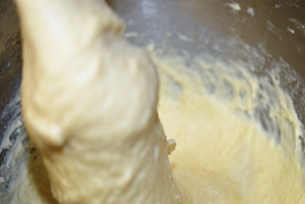 1. Этап. Простые дрожжевые пончики: 2. Добавьте опару и просеянную муку, замесите тесто. Накройте полотенцем или пищевой пленкой и оставьте подходить в теплом месте.