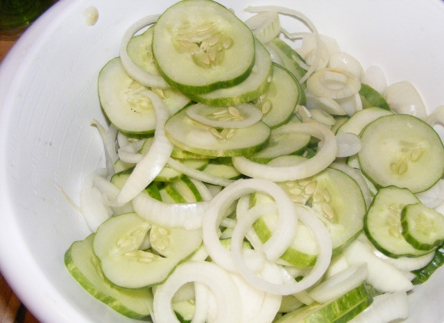 1. Этап. Салат из свежих огурцов на зиму: 1. Первым делом хорошо мою огурцы, затем нарезаю их кружочками одинаковой толщины (это очень важно). Репчатый лук очищаю, мою и нарезаю кольцами, можно полукольцами.