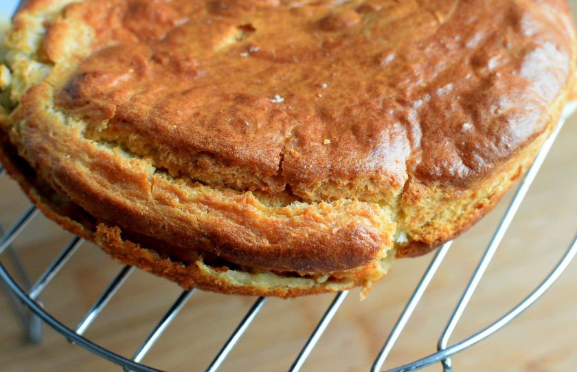 1. Этап. Пирог с печенью трески: Готовый пирог аккуратно выньте на решетку и остудите до теплого состояния. Именно теплым этот пирог особенно вкусен.