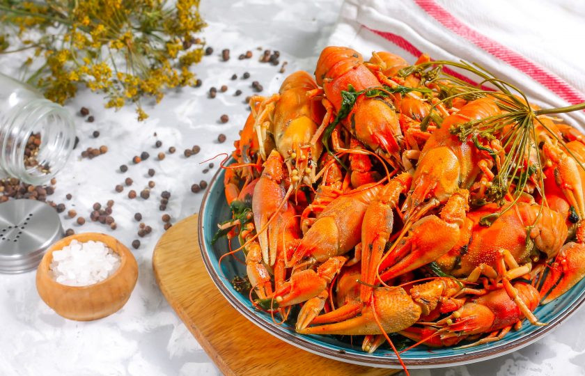 1. Этап. Раки в мультиварке: Выложите теплых раков шумовкой на тарелку или поднос, обязательно подайте с холодным пивом.