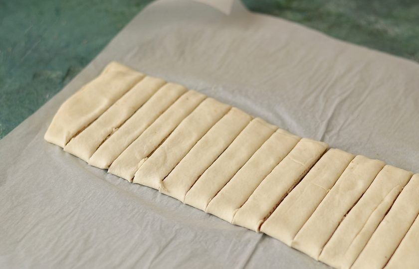 1. Этап. Слоеные булочки с кардамоном и корицей: Разрежьте на полосы толщиной 2-3 см.