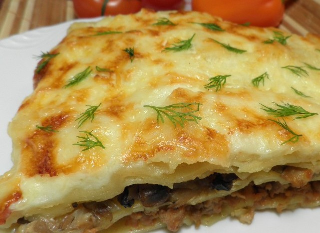 1. Этап. Простая лазанья с фаршем: 8. Нарезаем по желаемому размеру и подаем в горячем виде как самостоятельное блюдо.