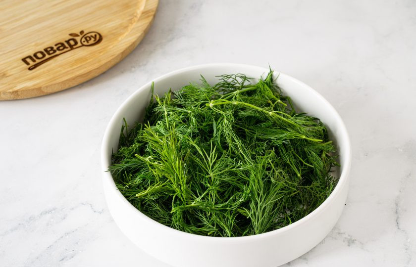 1. Этап. Укроп на зиму: Переберите укроп, оставив только зеленые и свежие веточки. Отрежьте стебли укропа.