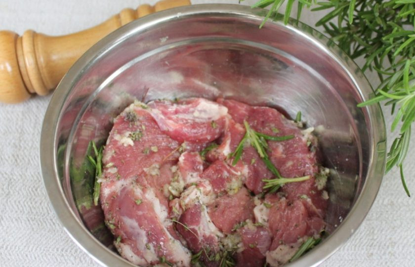 1. Этап. Ошеек в духовке: Мясо кладем в миску и перемешиваем, прижимая и переворачивая. Маринад с пряным травами должен полностью покрыть мясо.