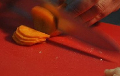 1. Этап. Грибной суп без картофеля: Морковь чистим и нарезаем соломкой, колечками или трем на крупной терке, выбирайте, как вам нравится.