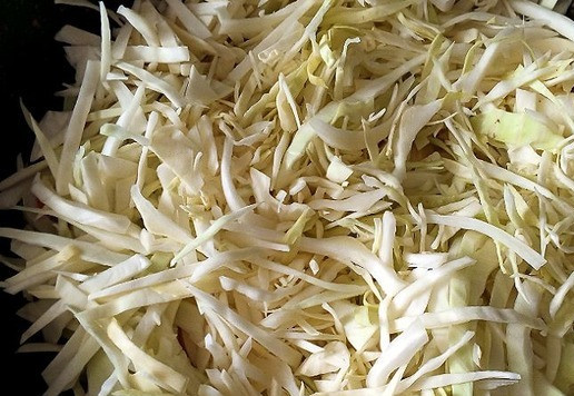 1. Этап. Закусочный пирог с индейкой и капустой: Выкладываем капусту. Жарим всё. Солим, капуста и яблоко выделит сок. Нужно обжаривать капусту до выпаривания всей жидкости и до готовности.