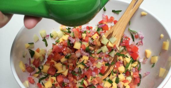 1. Этап. Сальса с манго: Заправьте сальсу маслом, лимоном, солью, перцем, добавьте мелко нарезанную зелень. Добавьте перец желтый.