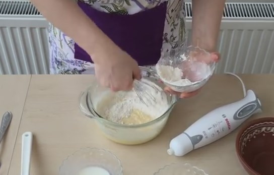 1. Этап. Шоколадный пирог (торт) за 5 минут: 3. Частями вводите в тесто муку, чтобы она полностью впиталась в массу.