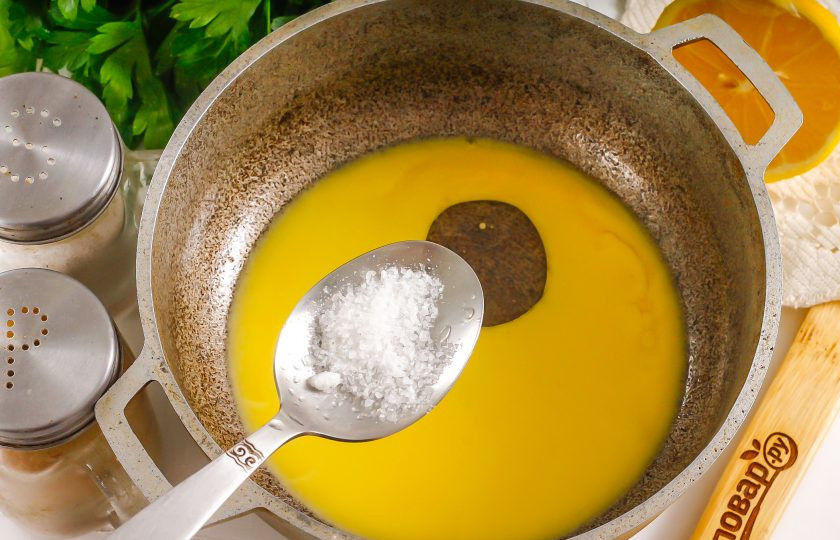 1. Этап. Соус Бер нуар: Следом всыпьте соль, но не йодированную, а обычную поваренную. Перемешайте соус, по желанию можете его взбить погружным блендером.