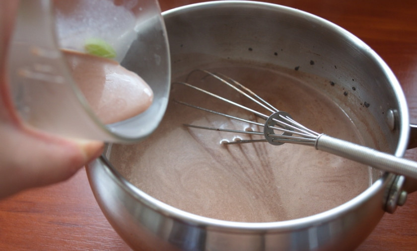 1. Этап. Горячий шоколад из Киндера: 2-3 ст. ложки холодного молока (я отобрала из кастрюльки и остудила) смешайте с крахмалом. Теперь эту смесь влейте в горячее молоко. Масса заварится и станет гуще.