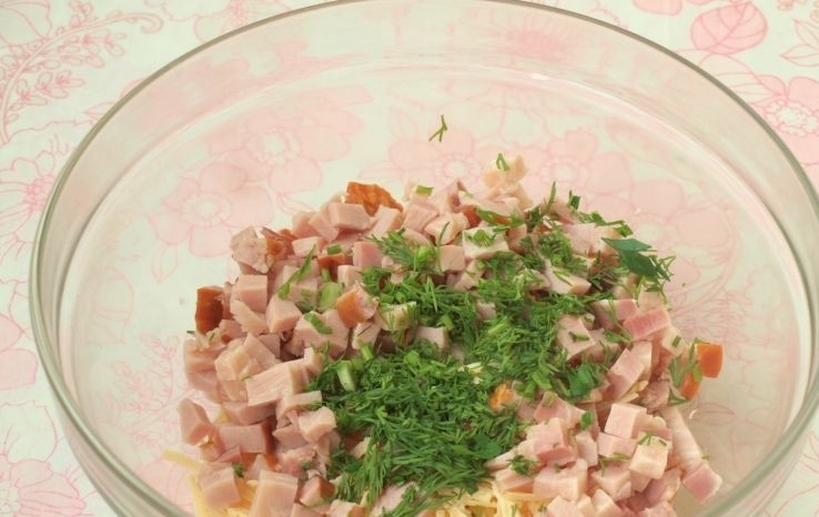 1. Этап. Горячий лаваш с сыром: Сделайте начинку. Сыр натрите на мелкой тёрке. Ветчину нарежьте маленькими кубиками. Промытый укроп измельчите. Все ингредиенты перемешайте.