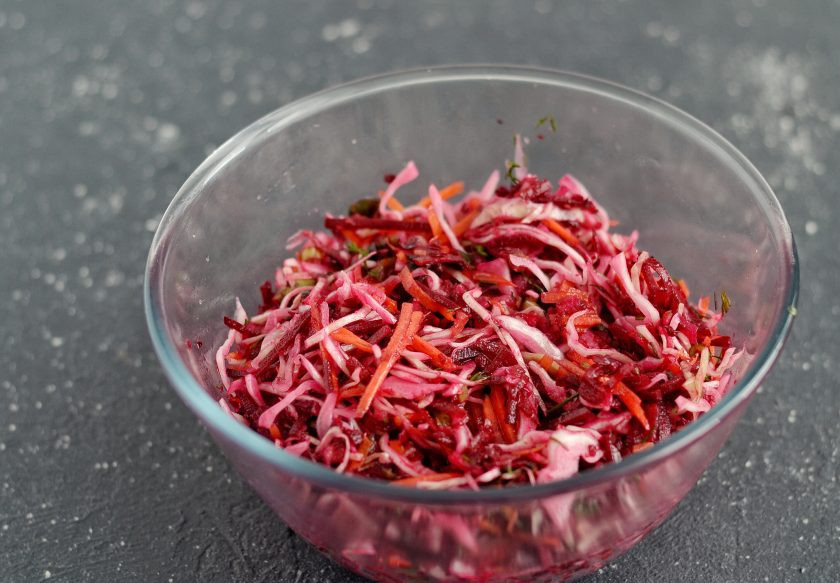 1. Этап. Детокс салат: Заправьте салат лимонным соком и растительным маслом.