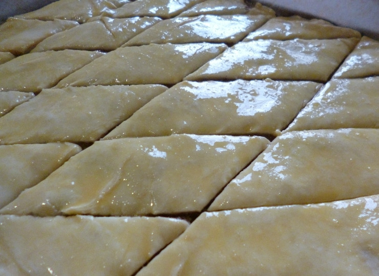 1. Этап. Пахлава на кефире: Разрезаем будущую пахлаву ромбиками. Запекаем в духовке 30 минут, температура 200 градусов.