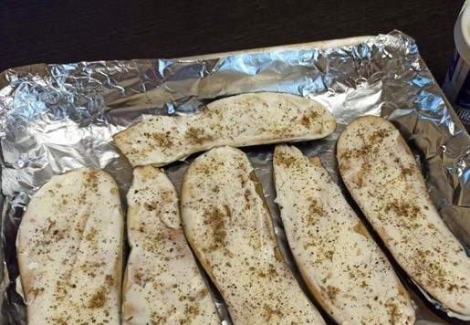 1. Этап. Баклажаны, запеченные с плавленым сыром: Для удобства противень застелить фольгой. Разложить пластины баклажанов в один слой.