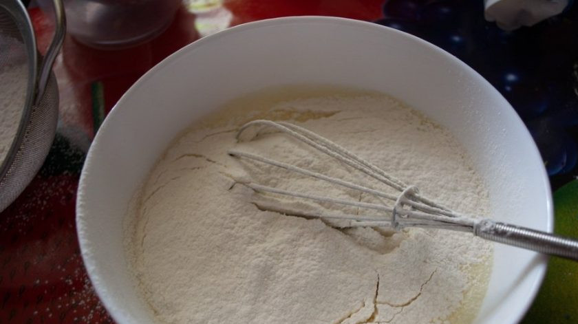 1. Этап. Рецепт маленьких блинов: К яйцам добавьте молоко, просейте муку и влейте масло. Замешайте тесто. Шпинат измельчите. Также его добавьте и тщательно перемешайте. Можете сделать это в блендере.