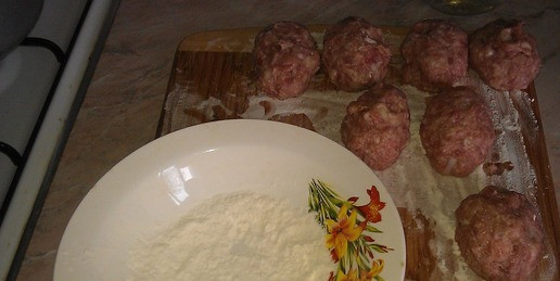 1. Этап. Котлеты Любимые: Формируем небольшие овальные котлетки, чуть больше четверти ладони. Чтобы фарш хорошо отлипал от рук, смачивайте ладони водой.