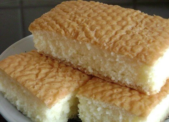 1. Этап. Нежнейший десерт - сербский кох: Готовый десерт порежьте на куски и залейте теплым молоком заранее вскипяченным (довести до кипения, но не кипятить) с сахаром и ванилином прямо в сковороде. Молоко должно все впитаться. Отправьте десерт в холодильник.