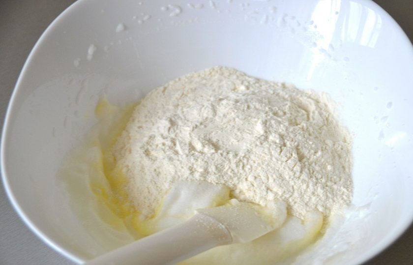 1. Этап. Кош теле татарча: Всыпьте муку в яичную смесь, замесите тесто.