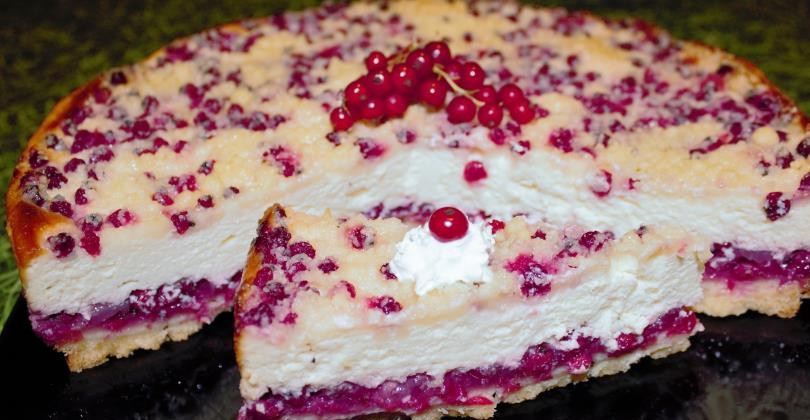 1. Этап. Смородиновый чизкейк: Вот такой аппетитный и красивый готовый смородиновый чизкейк в разрезе получился. Приятного аппетита!