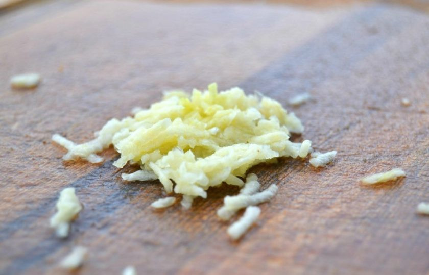 1. Этап. Запеченный фаршированный кальмар: 4. Очистите и измельчите зубчик чеснока.