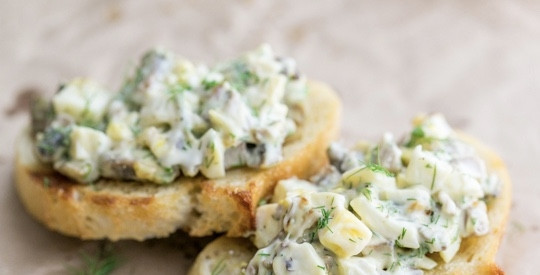 1. Этап. Салат новогодний из грибов: Такой салатик запросто можно выкладывать на гренки. Тогда на вашем повседневном или праздничном столе появятся ещё и оригинальные сочные бутерброды!