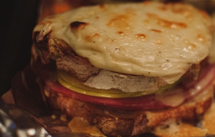 1. Этап. Горячие бутерброды с яблоком: 6. Подавайте яблочные бутерброды горячими.