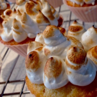 Капкейки с лимонным курдом и меренгой