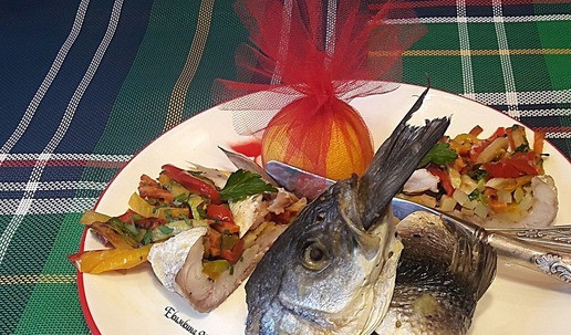 1. Этап. Сочный сибас, запеченный с овощами: Переложить рыбку на блюдо для подачи, сбрызнуть соком лимона. Готово, ресторанное блюдо у вас дома!