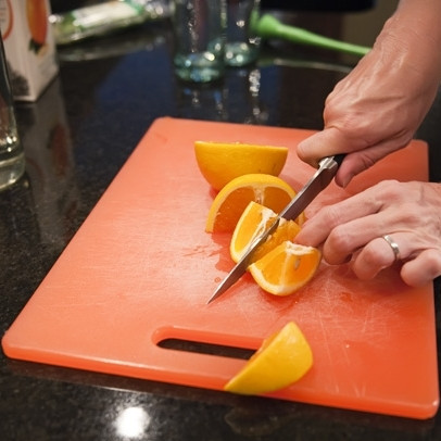 1. Этап. Апельсиновый мохито: 1. Апельсины промойте и нарежьте небольшими дольками.